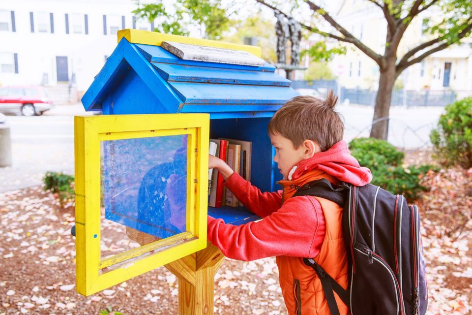 Jongen Boekenkastje Ruilen Kinderboeken